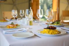Repas au dôme géodésique